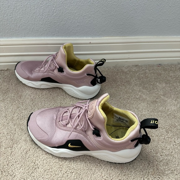 Nike Shoes - Nike Air Huarache women’s size 7